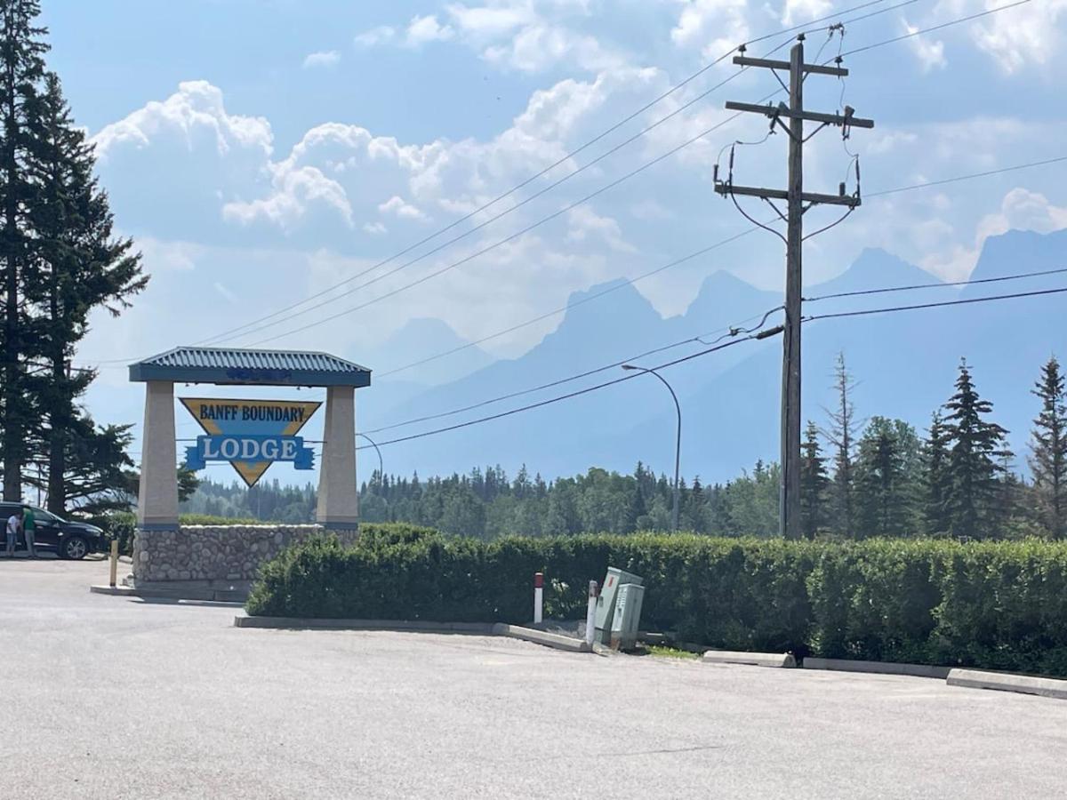 B111 Hot tub, ACx3, parking, coin laundry, near Banff