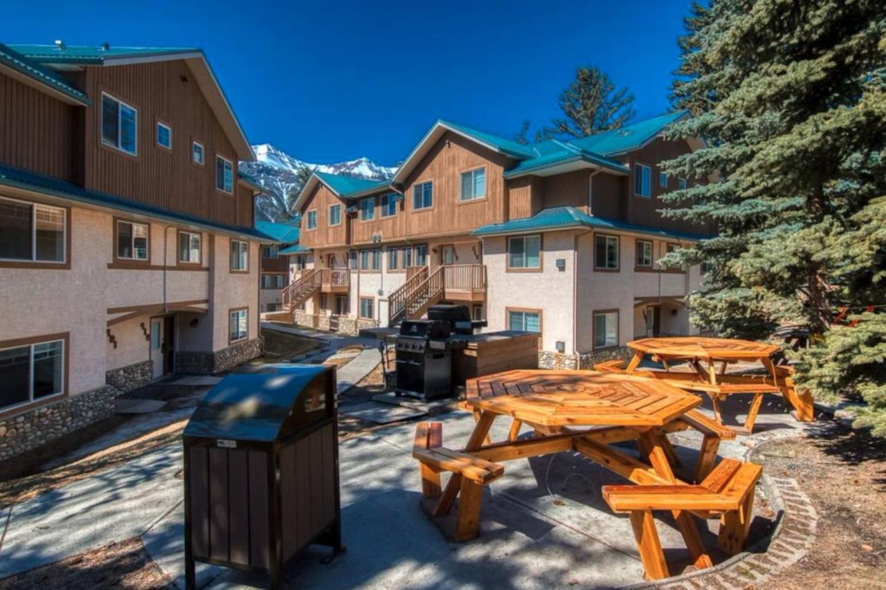 B111 Hot tub, ACx3, parking, coin laundry, near Banff