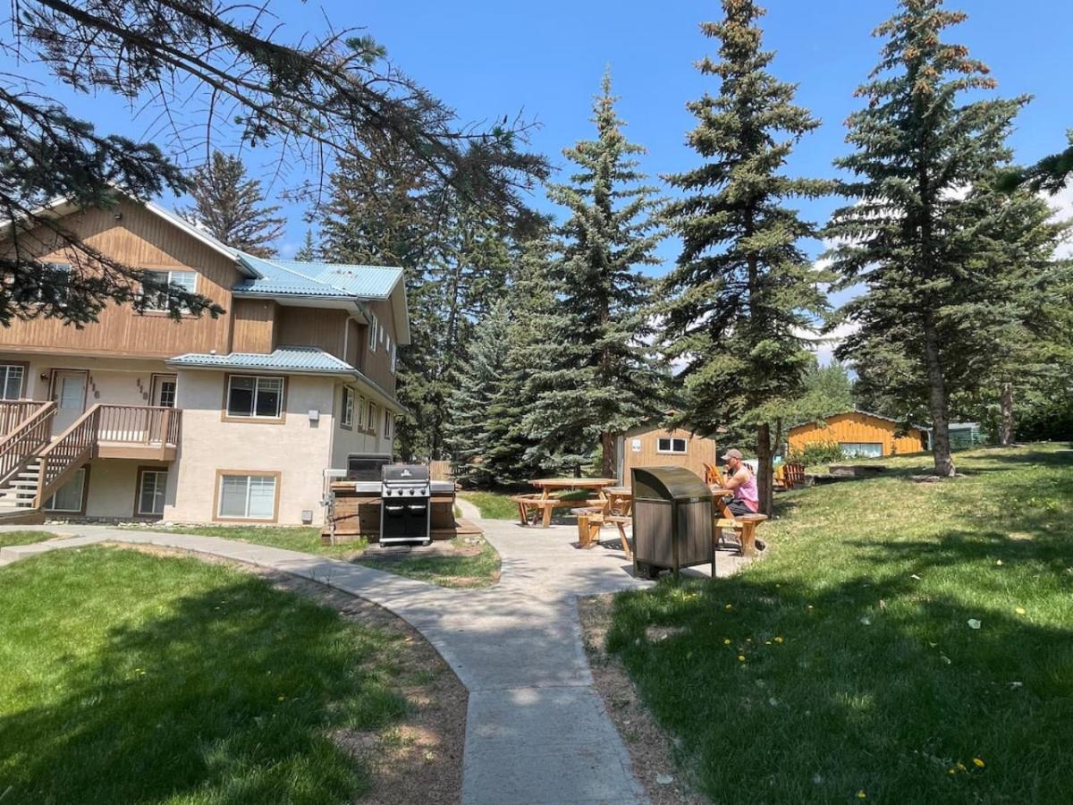 B111 Hot tub, ACx3, parking, coin laundry, near Banff