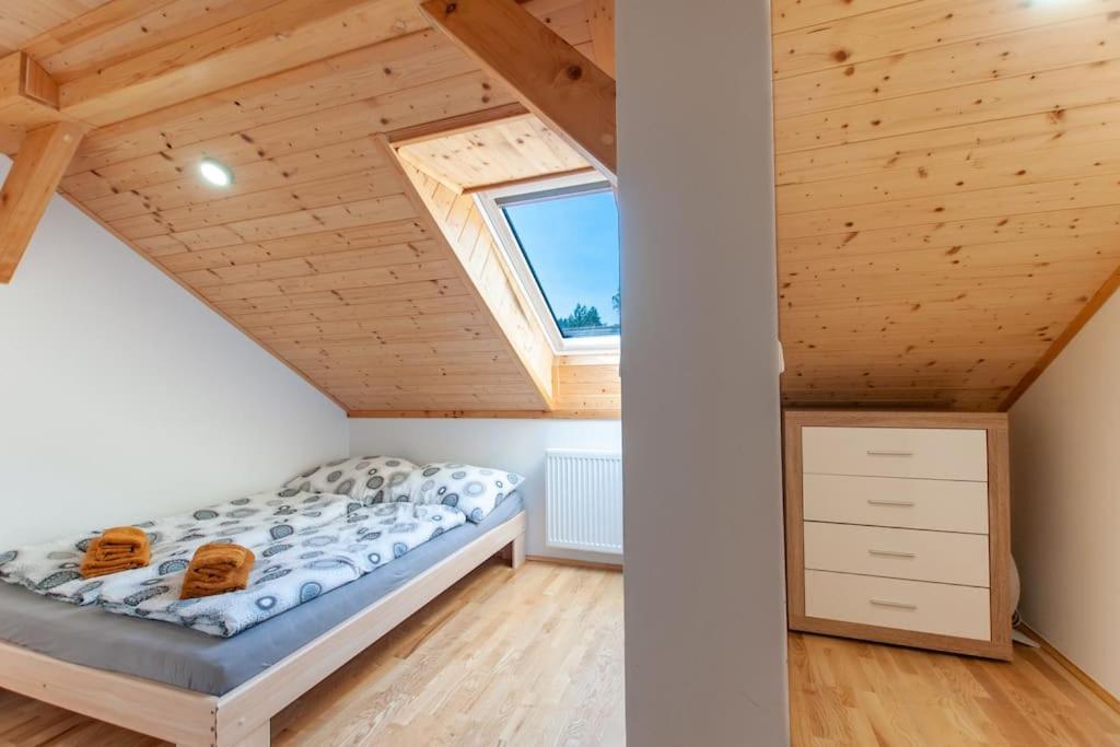 Apartmán ve srubu s balkónem