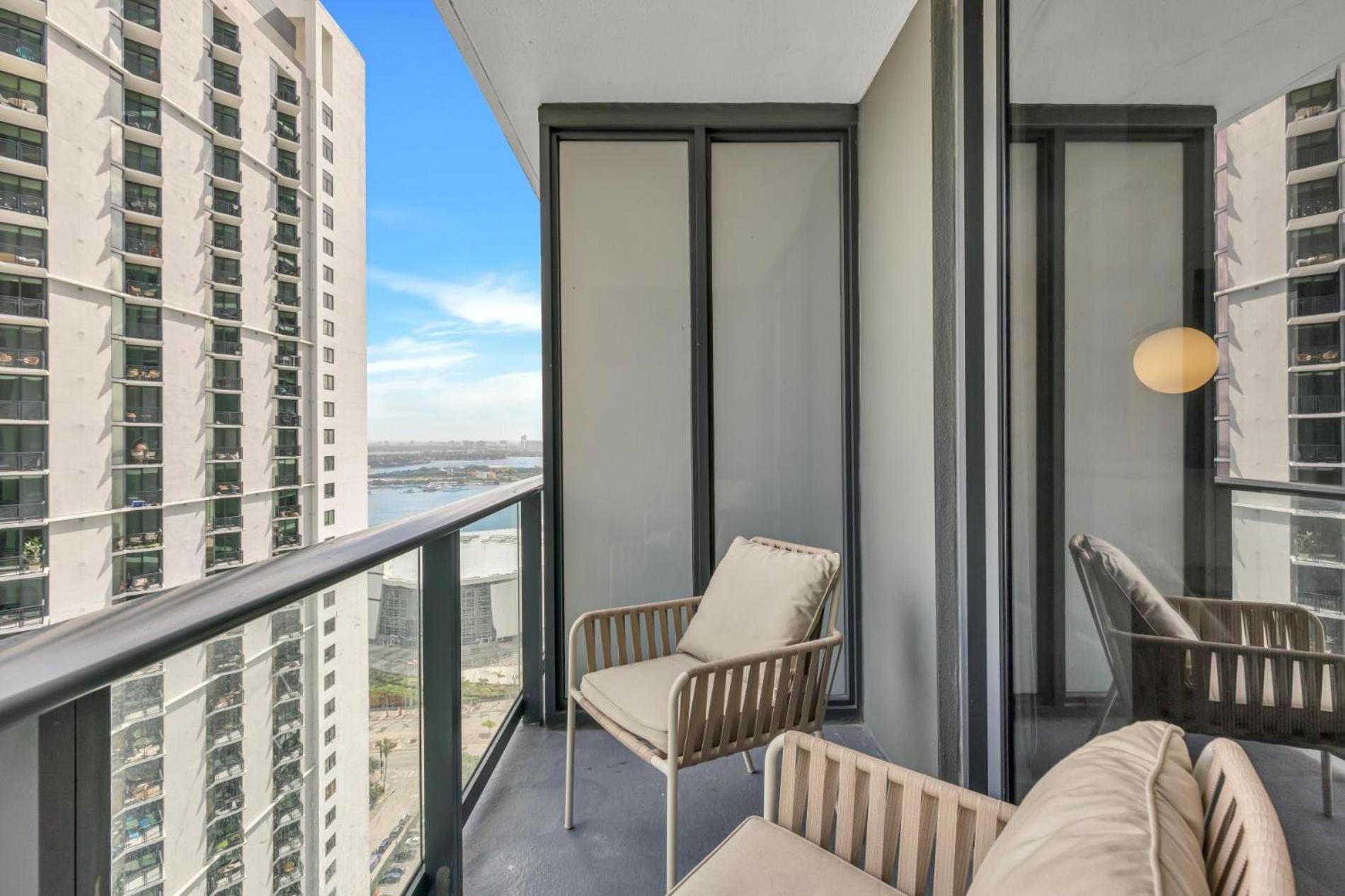 Modern 29th-Floor in Downtown City Views, Pool, and Gym Access
