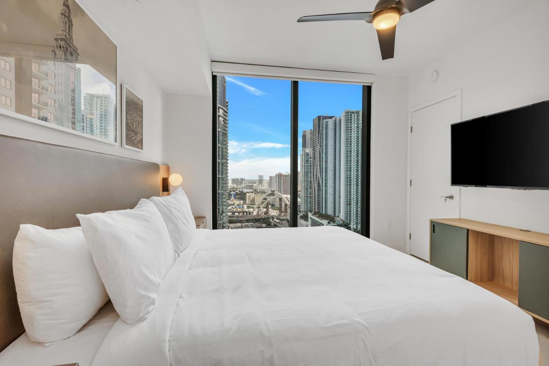 Modern 29th-Floor in Downtown City Views, Pool, and Gym Access