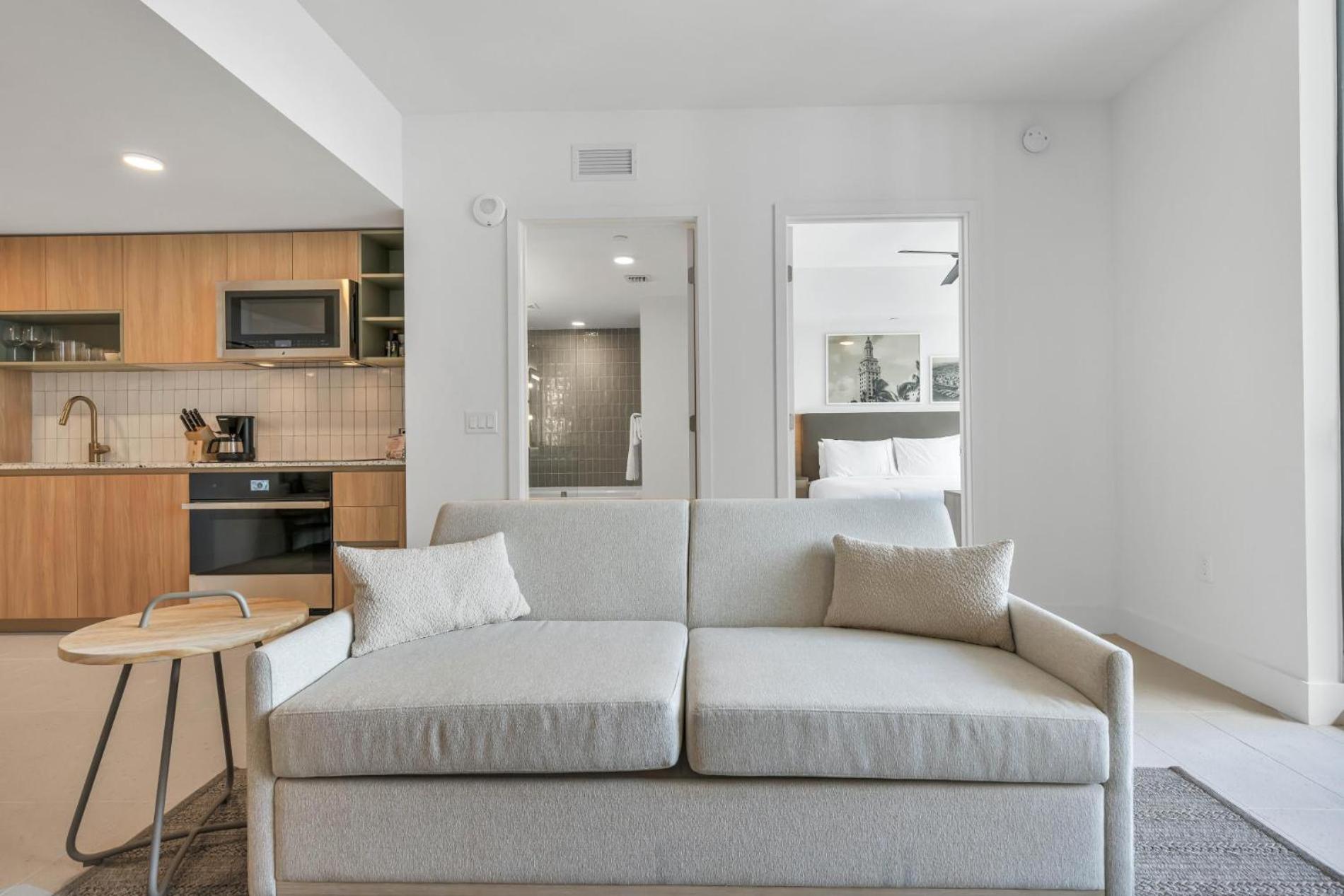 Modern 29th-Floor in Downtown City Views, Pool, and Gym Access