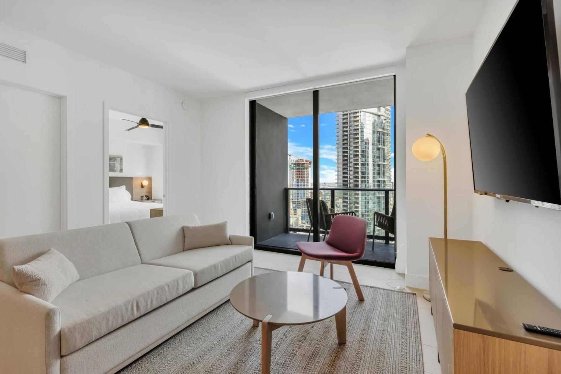 Modern 29th-Floor in Downtown City Views, Pool, and Gym Access
