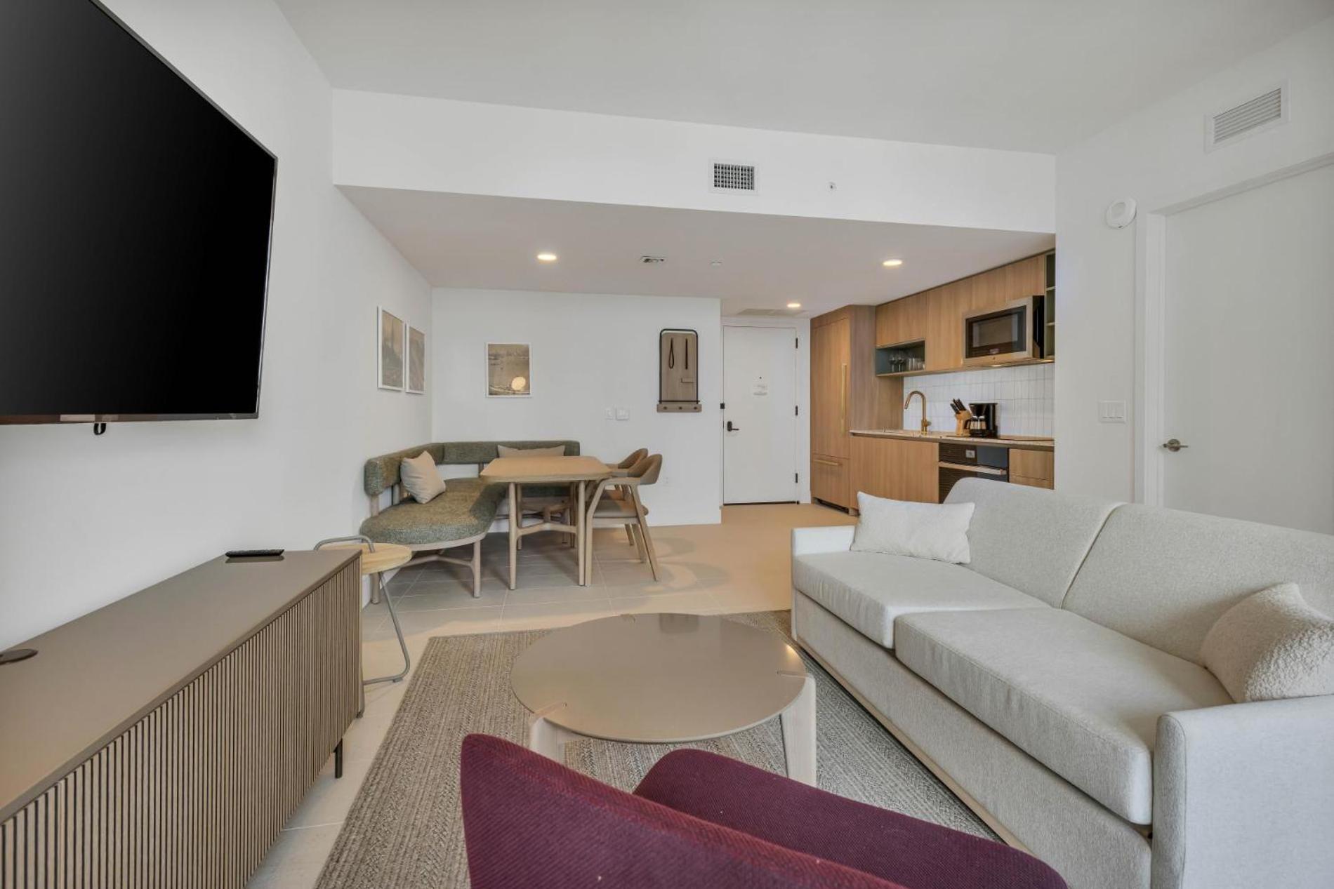 Modern 29th-Floor in Downtown City Views, Pool, and Gym Access