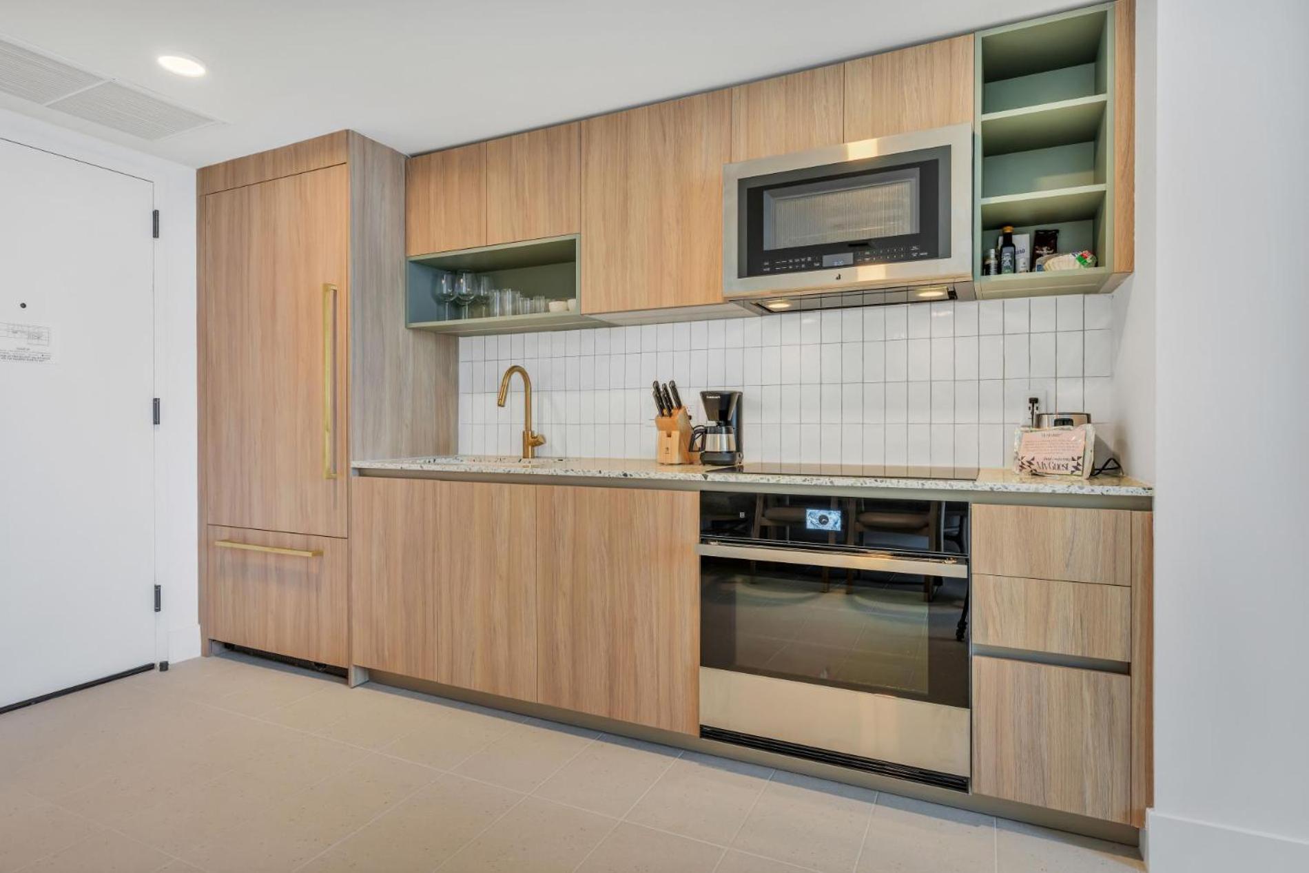 Modern 29th-Floor in Downtown City Views, Pool, and Gym Access