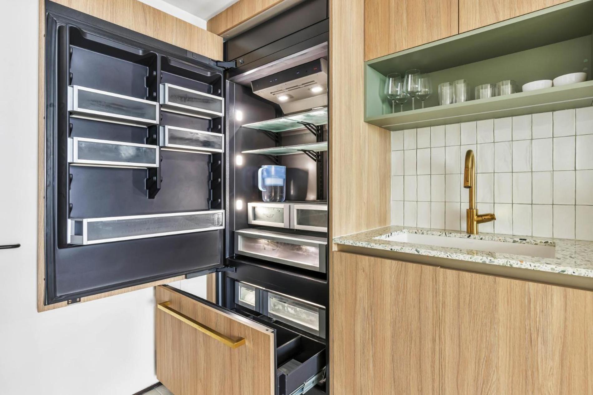 Modern 29th-Floor in Downtown City Views, Pool, and Gym Access