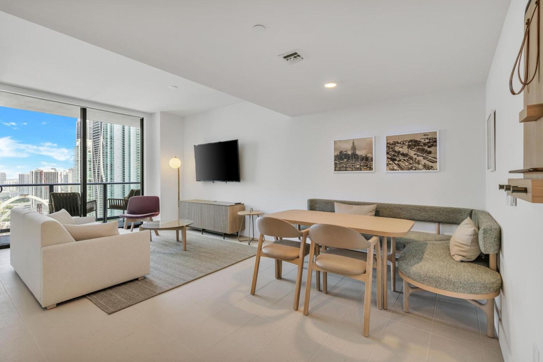 Modern 29th-Floor in Downtown City Views, Pool, and Gym Access