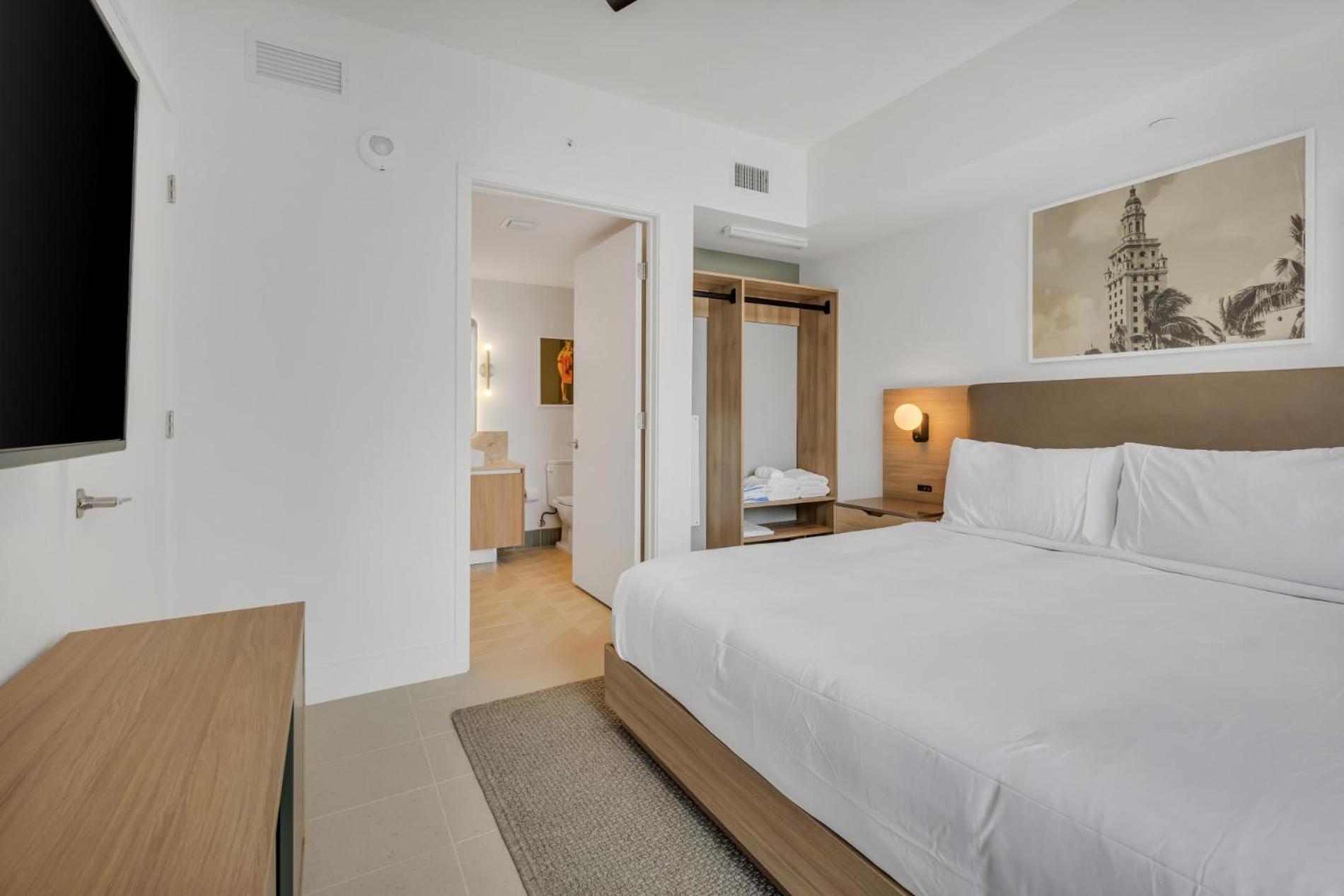Modern 29th-Floor in Downtown City Views, Pool, and Gym Access