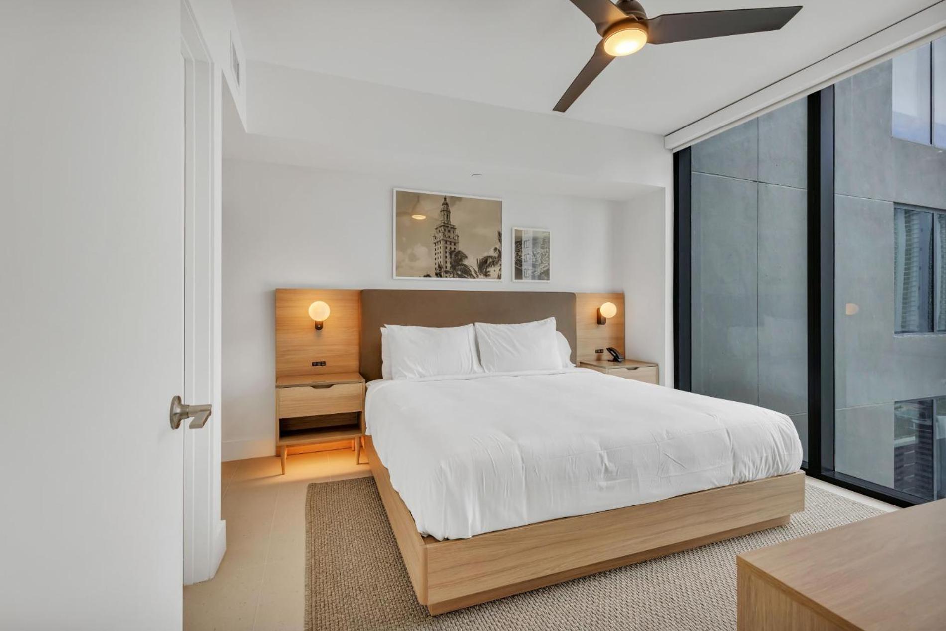 Modern 29th-Floor in Downtown City Views, Pool, and Gym Access