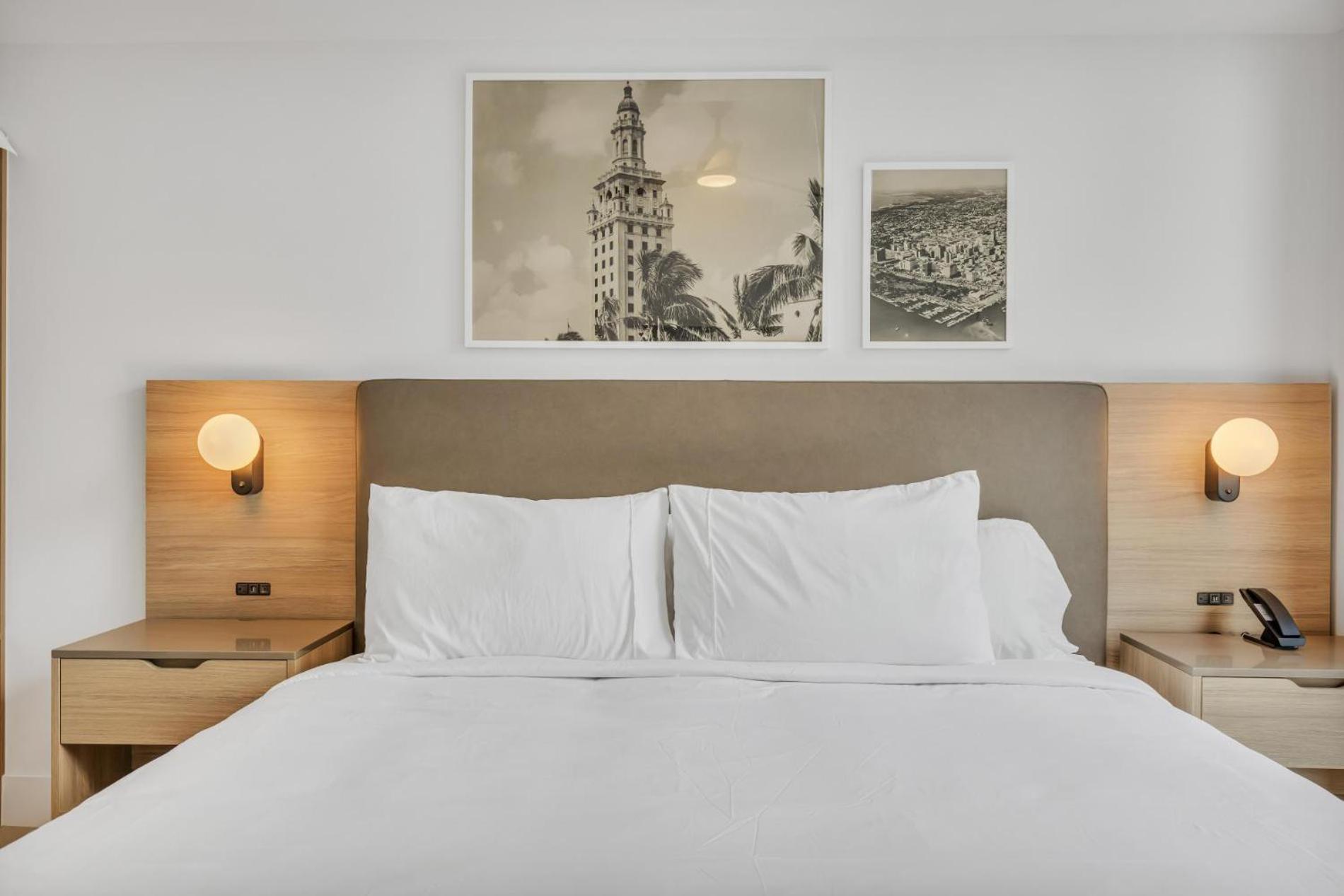Modern 29th-Floor in Downtown City Views, Pool, and Gym Access
