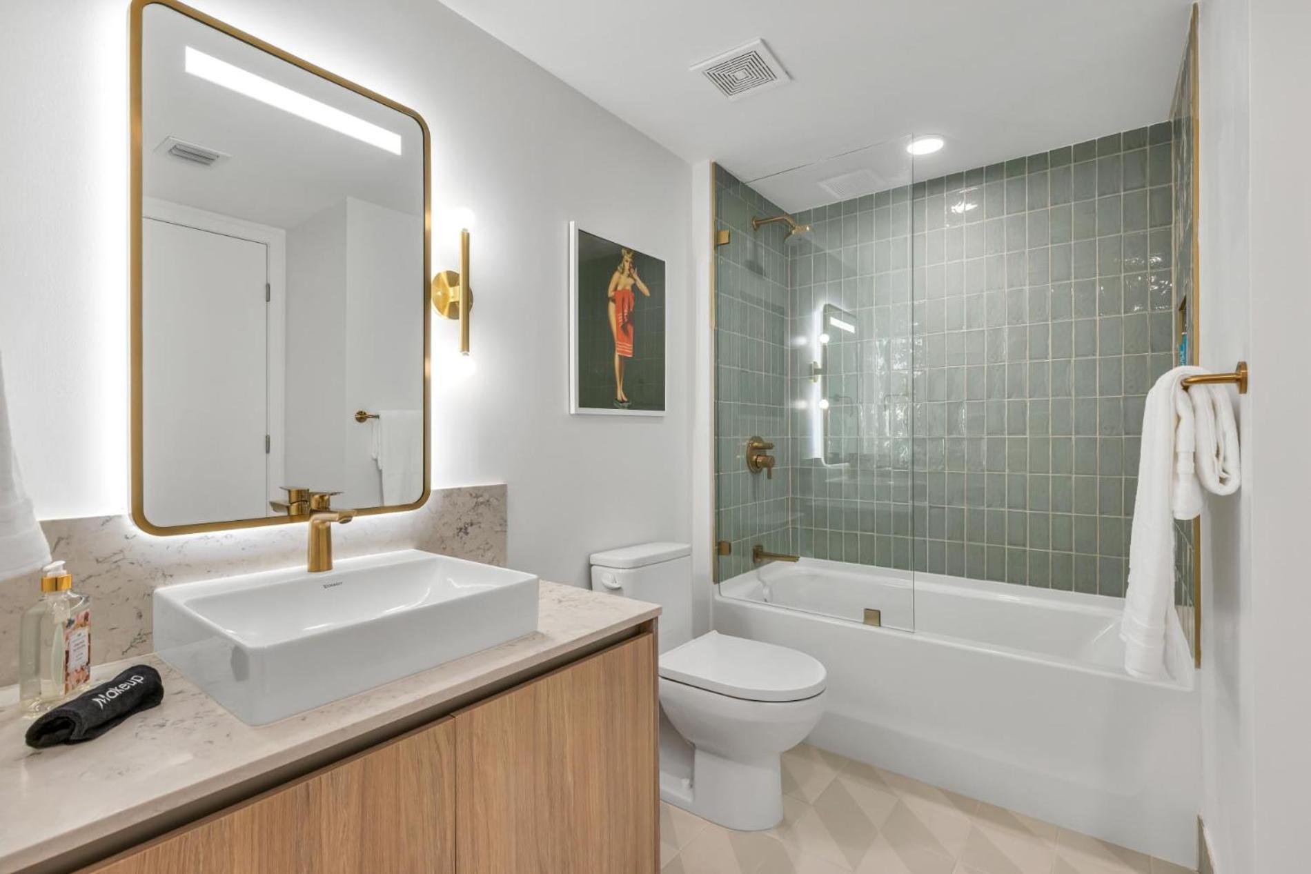 Modern 29th-Floor in Downtown City Views, Pool, and Gym Access