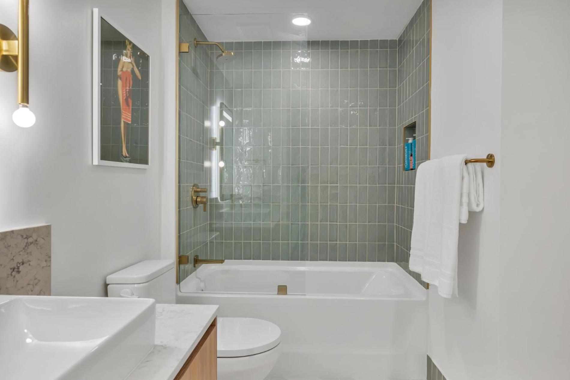 Modern 29th-Floor in Downtown City Views, Pool, and Gym Access