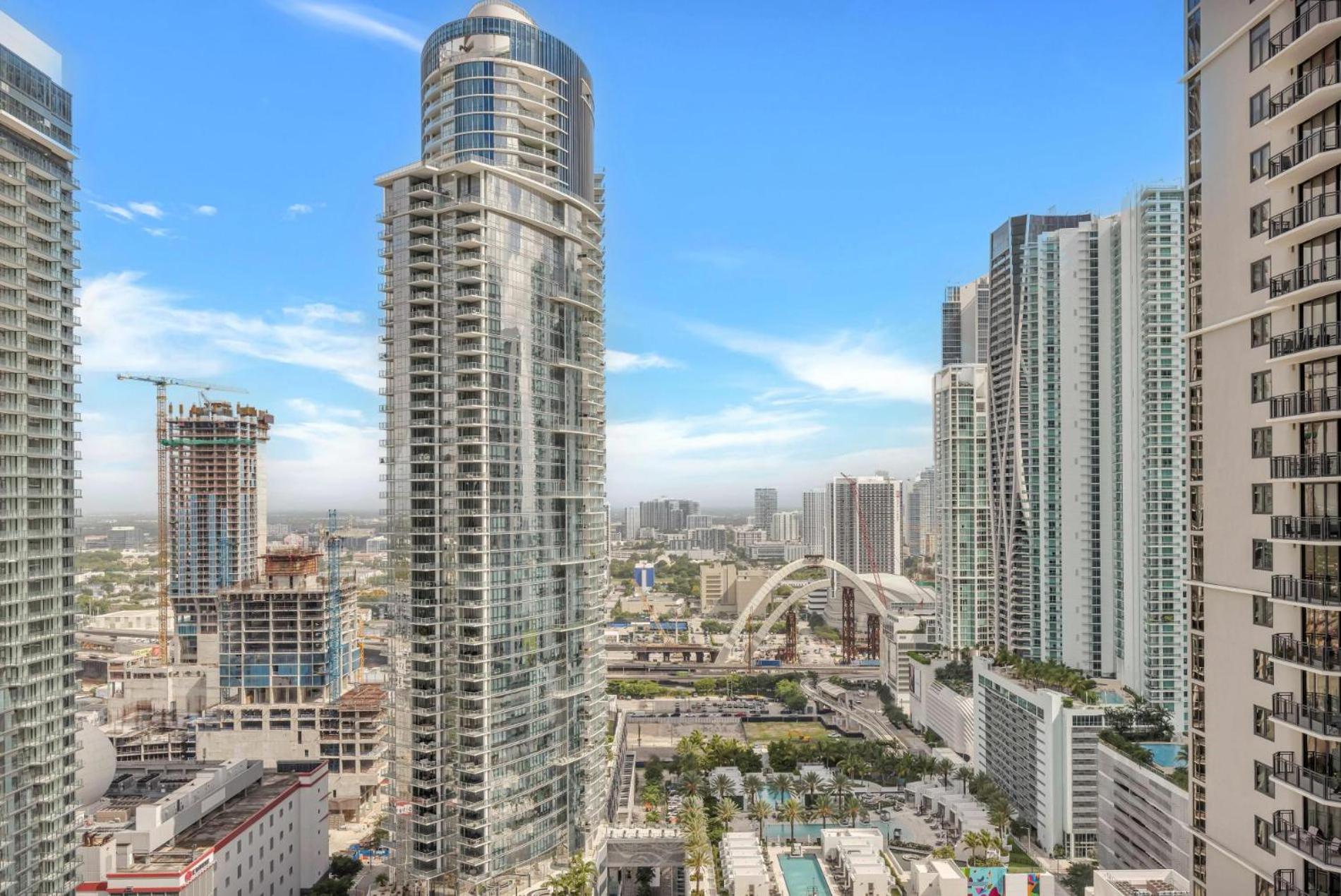 Modern 29th-Floor in Downtown City Views, Pool, and Gym Access