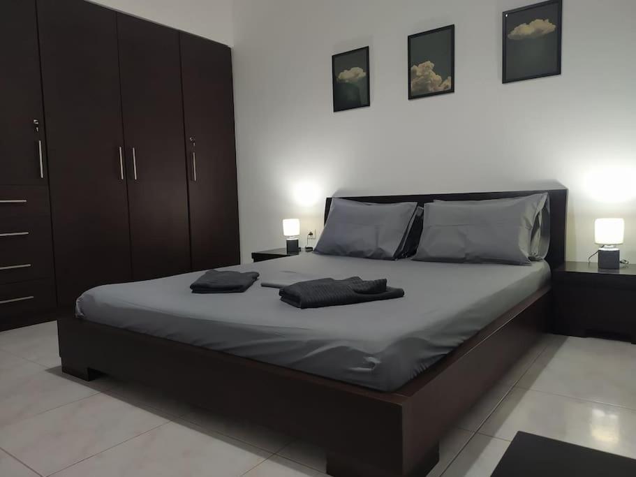 The Grey House en Piraeus — bedroom