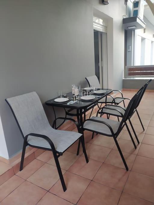 The Grey House en Piraeus — balance & terrace