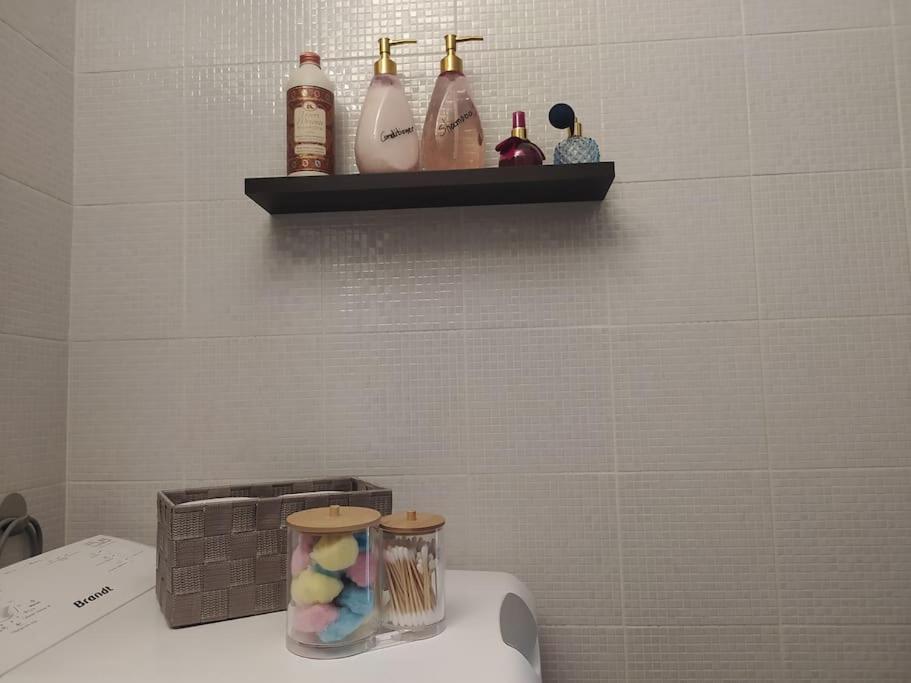 The Grey House en Piraeus — bathroom