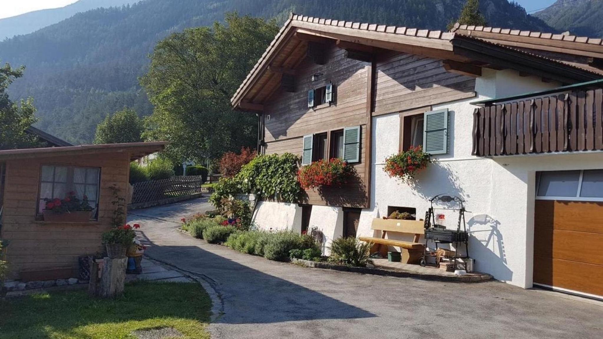 Chalet Haus bei Einfahrt grosser Nussbaum