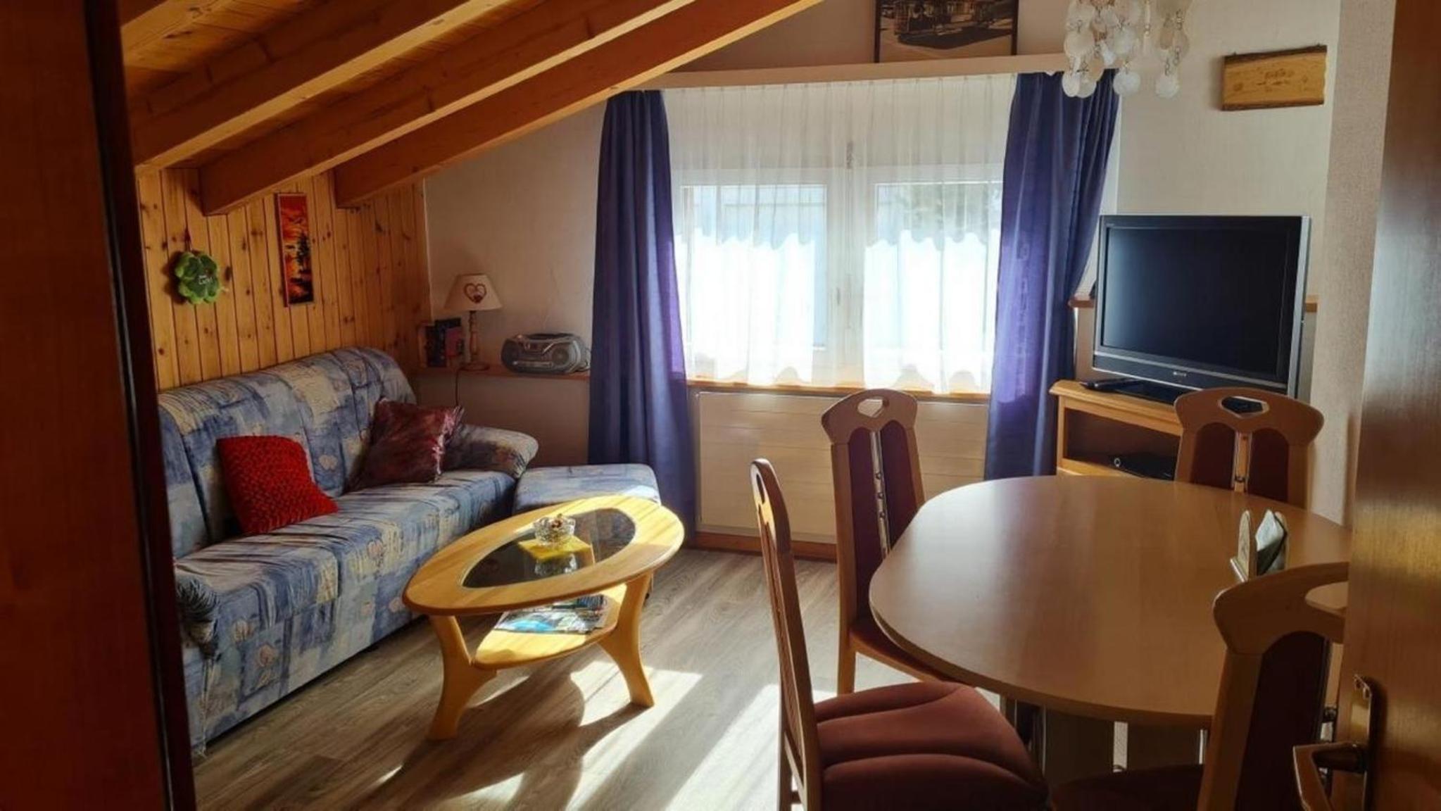 Chalet Haus bei Einfahrt grosser Nussbaum