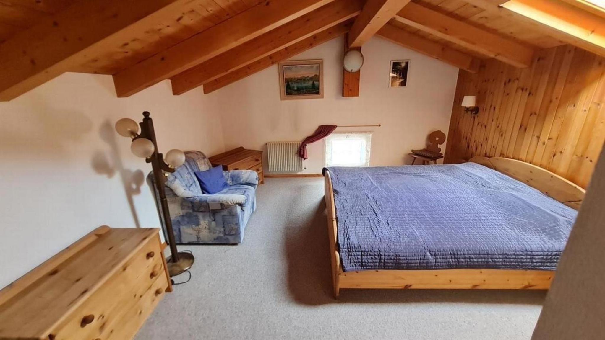 Chalet Haus bei Einfahrt grosser Nussbaum