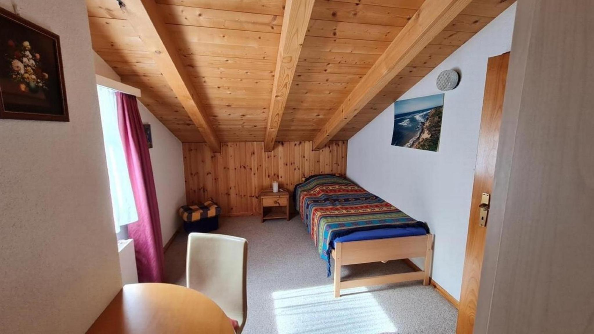 Chalet Haus bei Einfahrt grosser Nussbaum