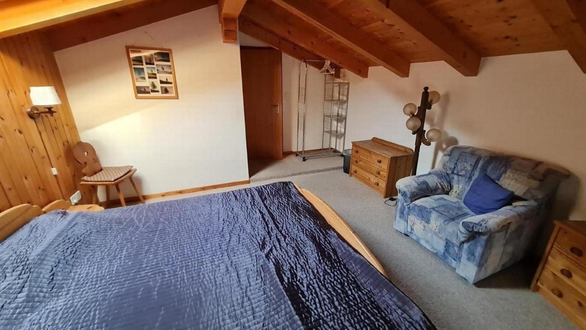 Chalet Haus bei Einfahrt grosser Nussbaum