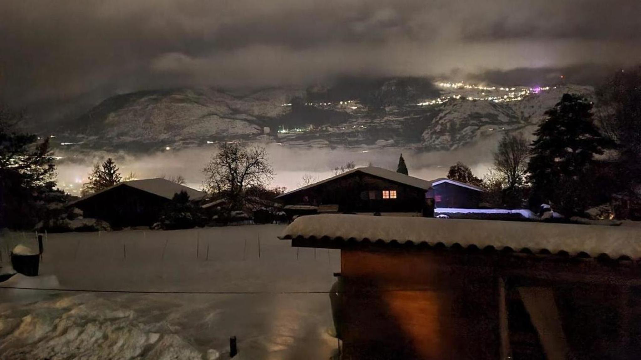 Chalet Haus bei Einfahrt grosser Nussbaum