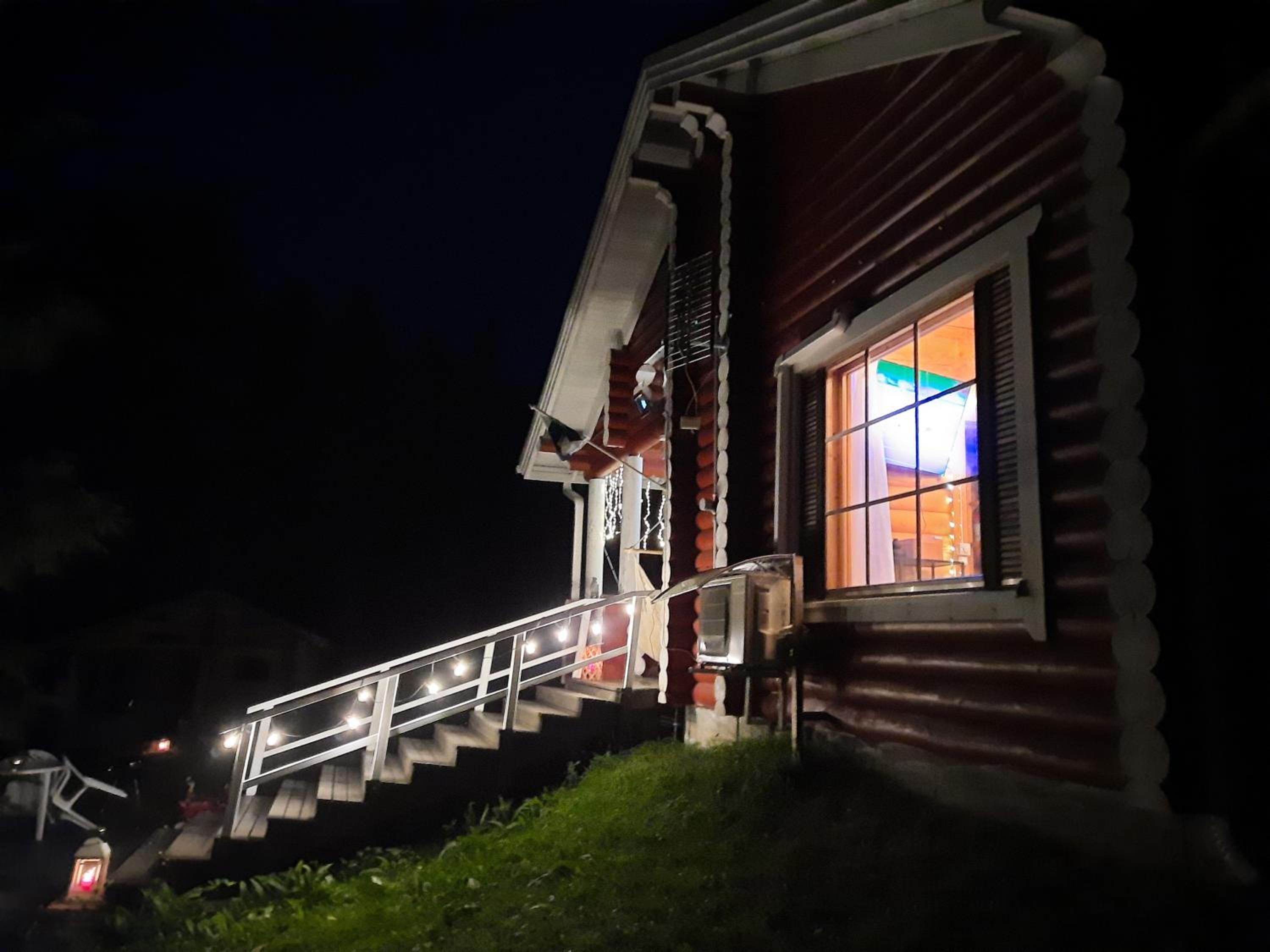 Lapin Villa Hiisi joen rannalla