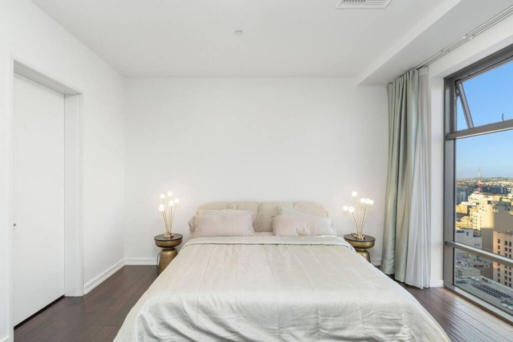 Downtown LA with the breathtaking view 2 bedrooms and parking space