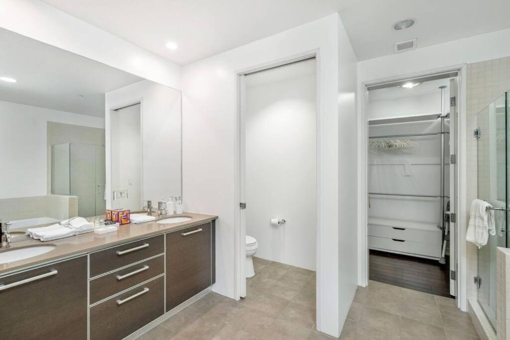 Downtown LA with the breathtaking view 2 bedrooms and parking space