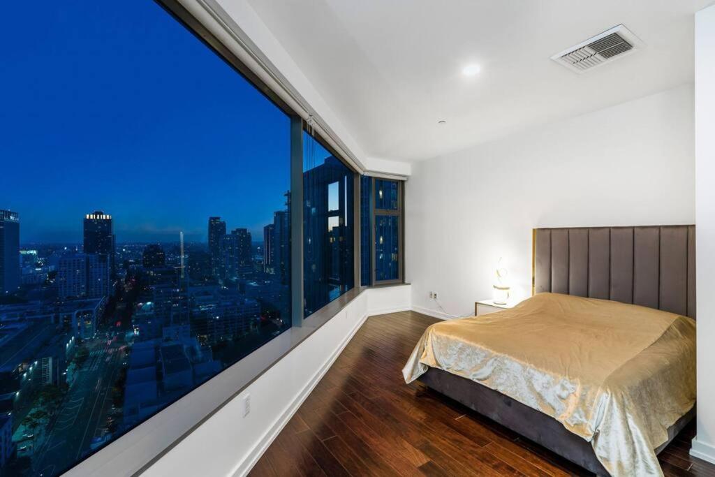Downtown LA with the breathtaking view 2 bedrooms and parking space