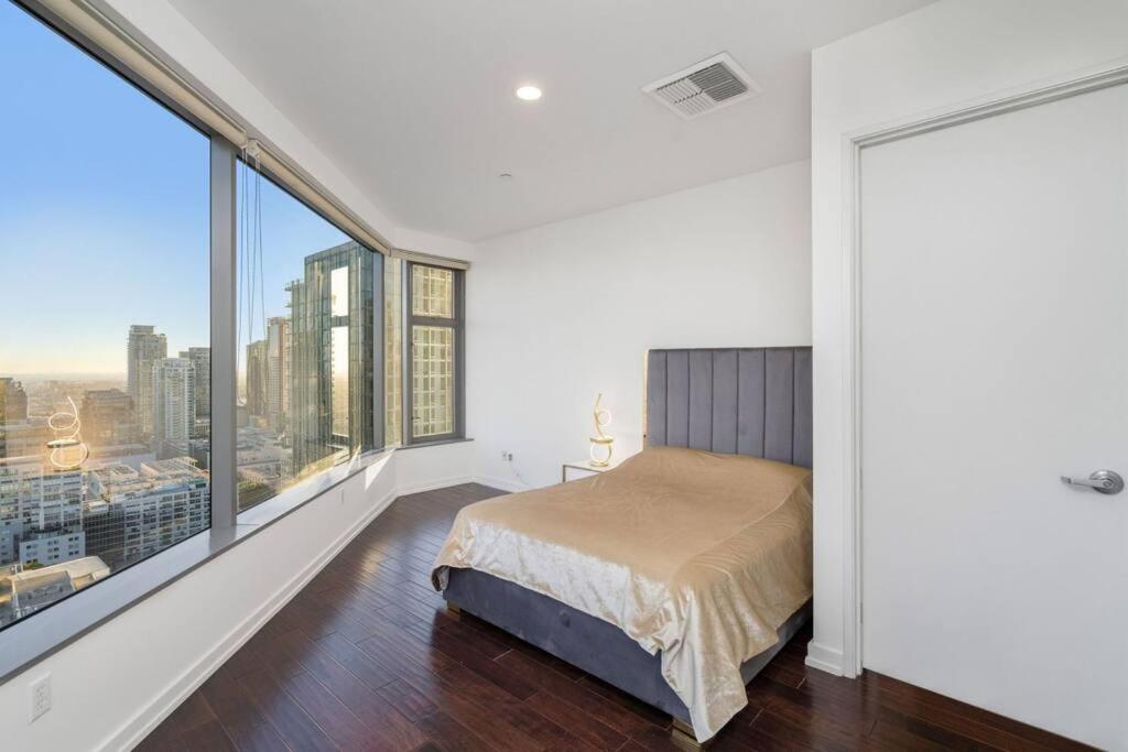 Downtown LA with the breathtaking view 2 bedrooms and parking space