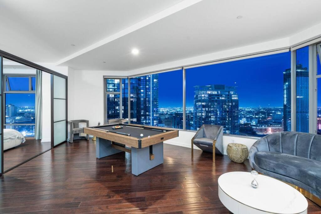 Downtown LA with the breathtaking view 2 bedrooms and parking space