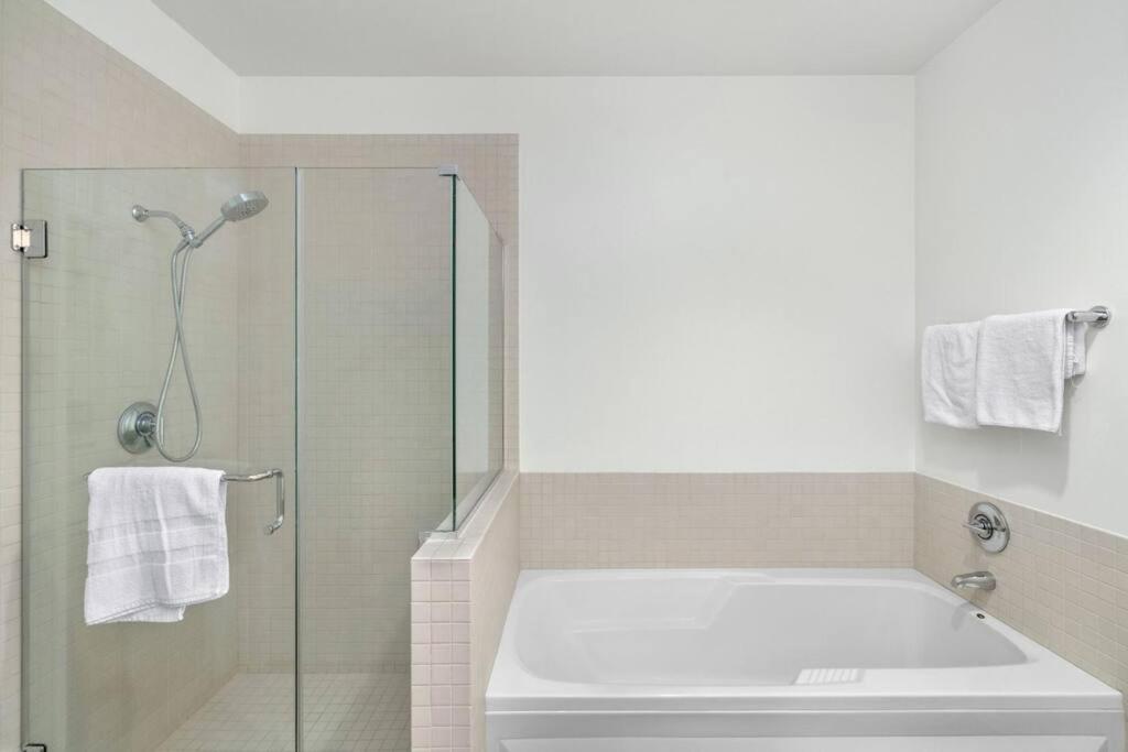 Downtown LA with the breathtaking view 2 bedrooms and parking space