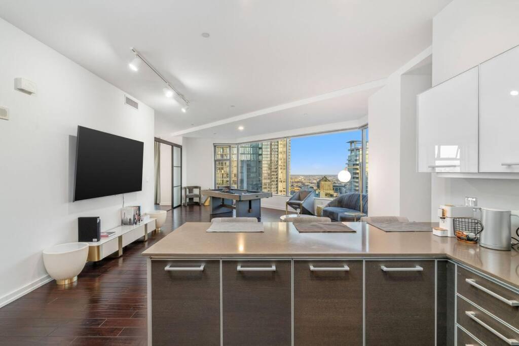 Downtown LA with the breathtaking view 2 bedrooms and parking space