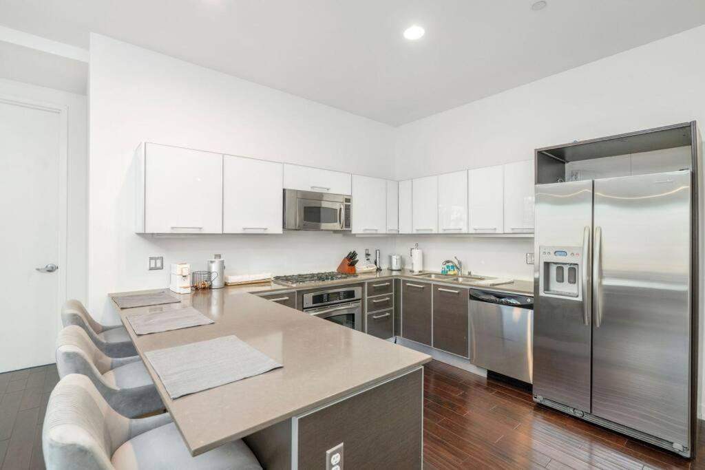 Downtown LA with the breathtaking view 2 bedrooms and parking space
