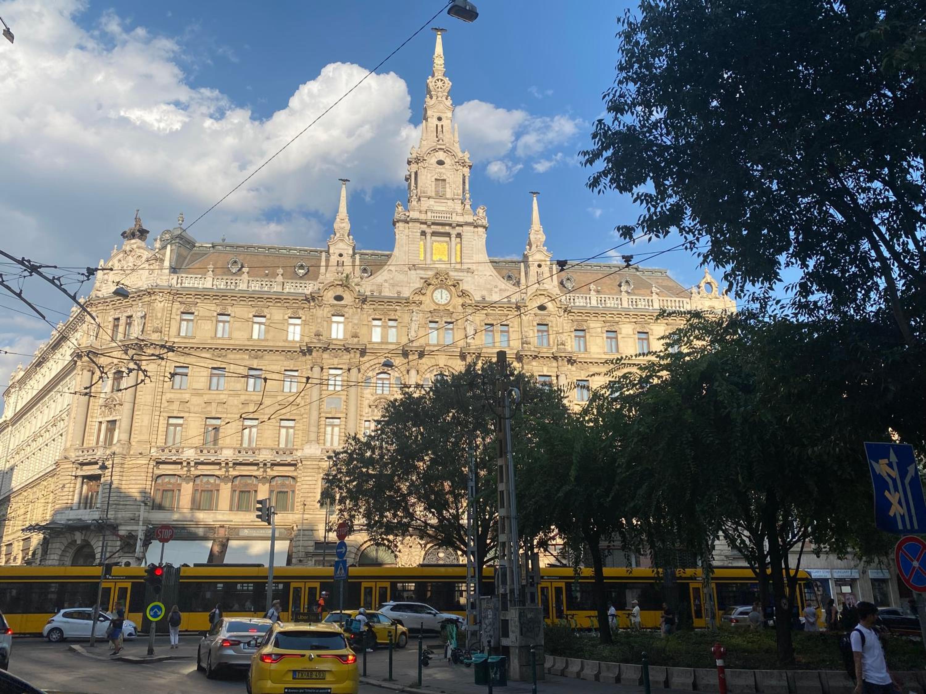 Hotel Sweet Spot-next New York Cafe