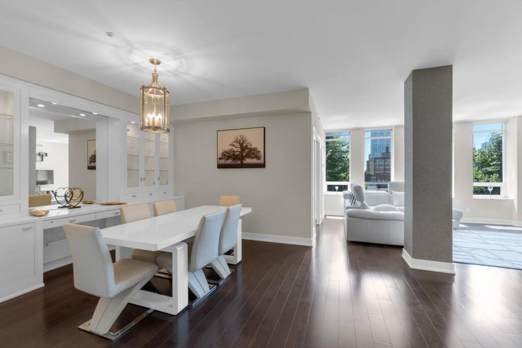 Hotel 1560 sqft Elegant Condo at Downtown Hi-End Shopping & Dining Area - CN Tower View, Bidet, LockBox - Image 1