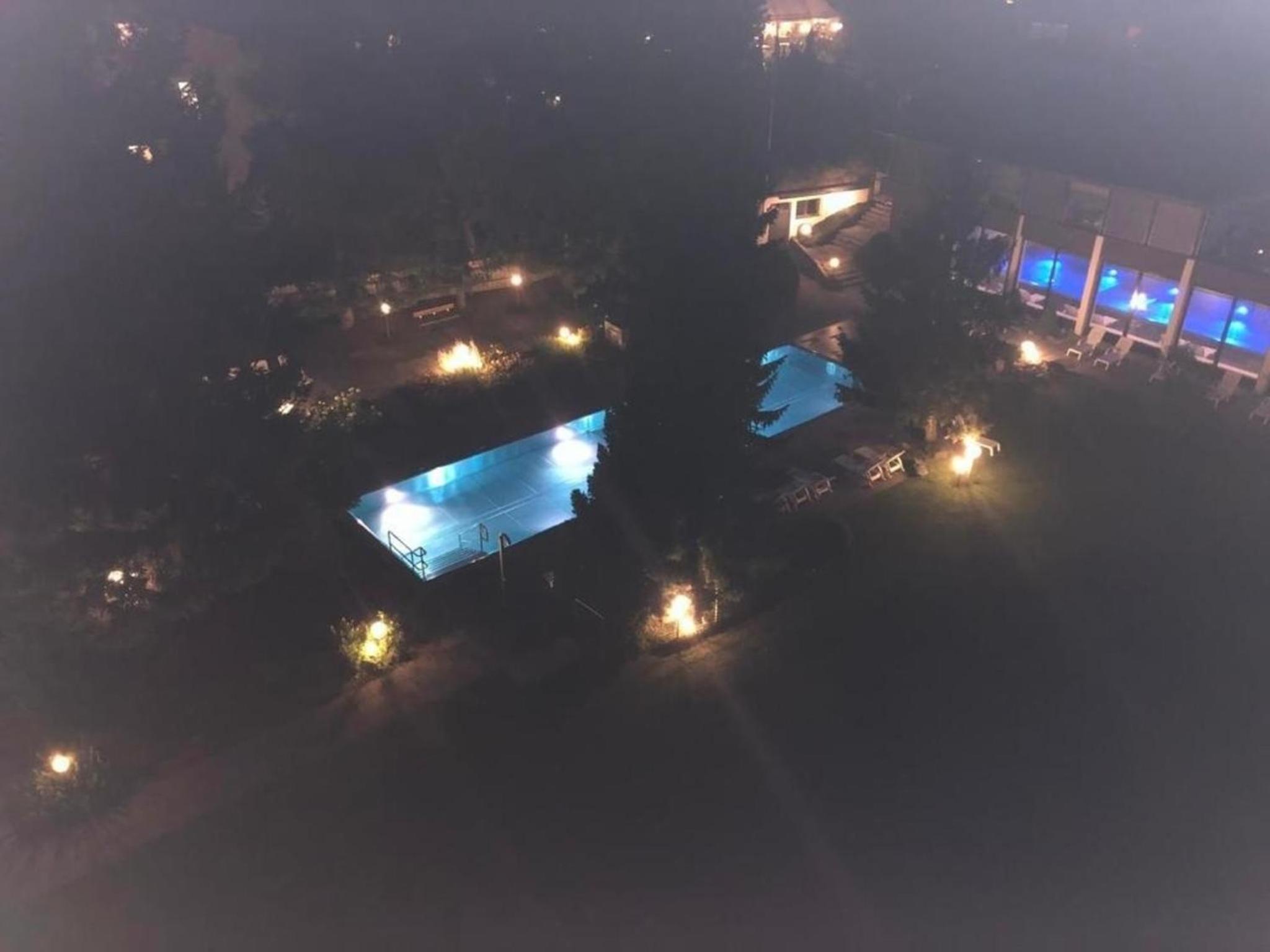 Laax 1 12 Zi Whg mit Hallenbad, Aussen- Pool, Tennisplatz und Sauna