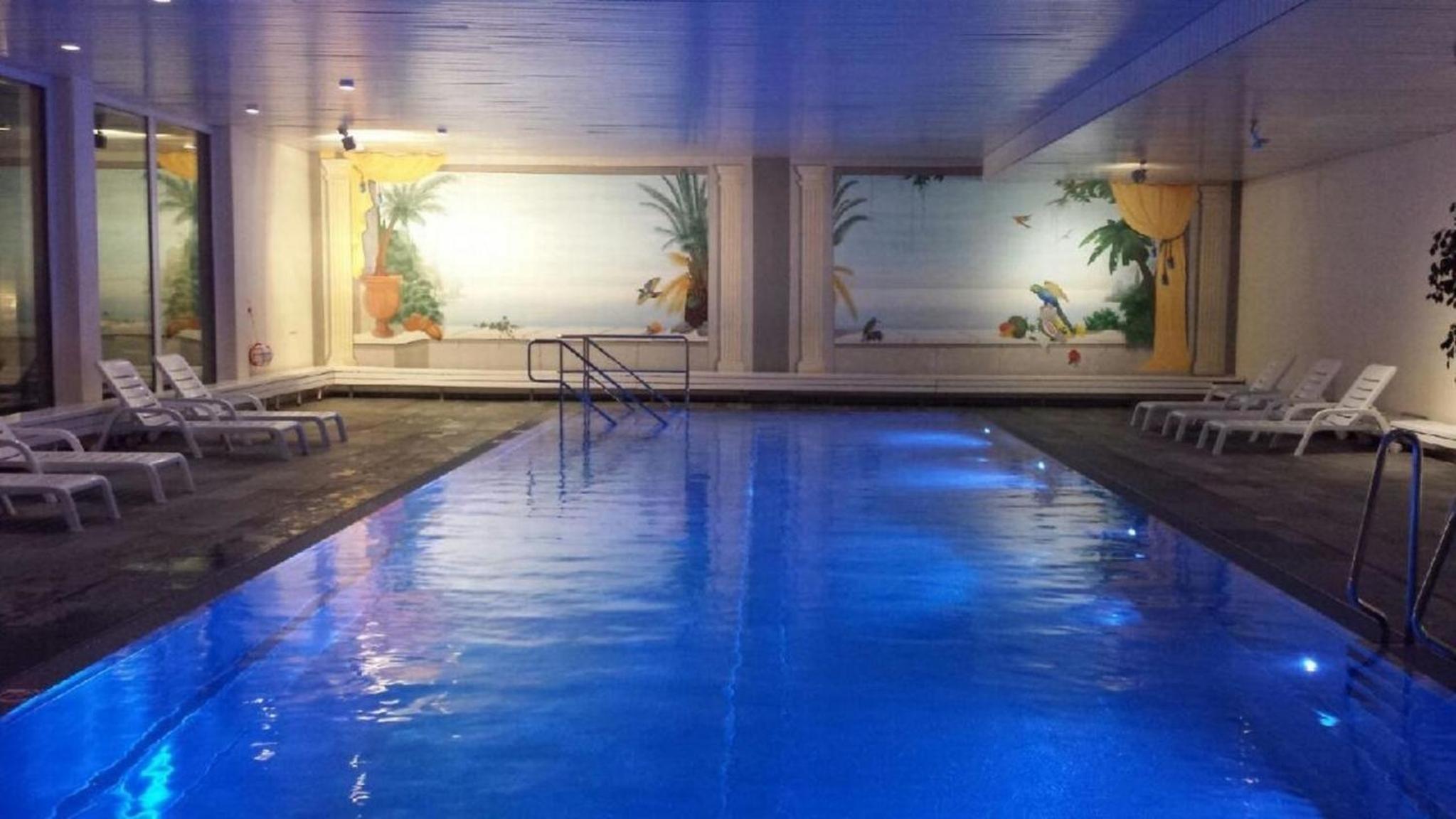 Laax 1 12 Zi Whg mit Hallenbad, Aussen- Pool, Tennisplatz und Sauna