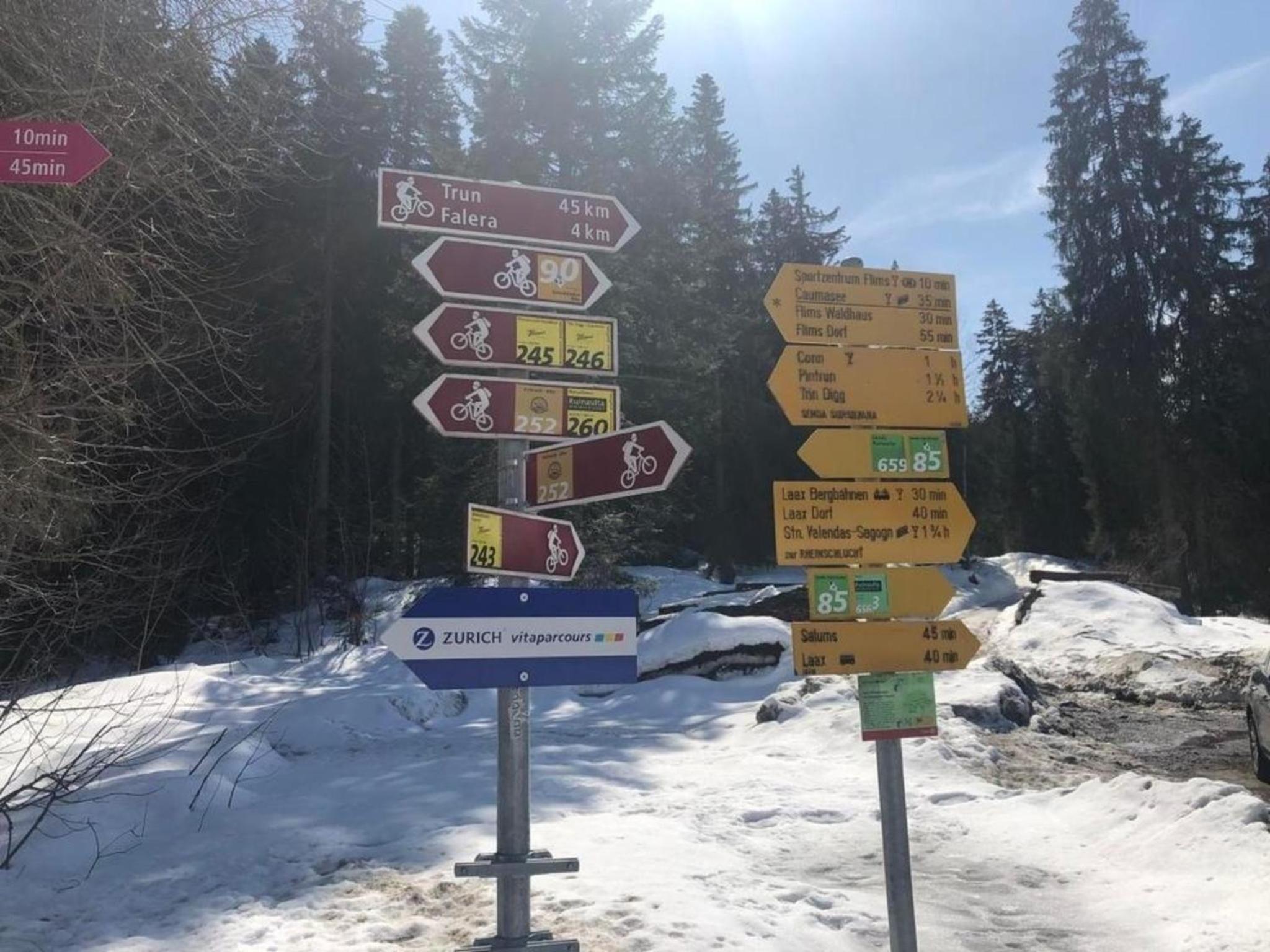 Laax 1 12 Zi Whg mit Hallenbad, Aussen- Pool, Tennisplatz und Sauna