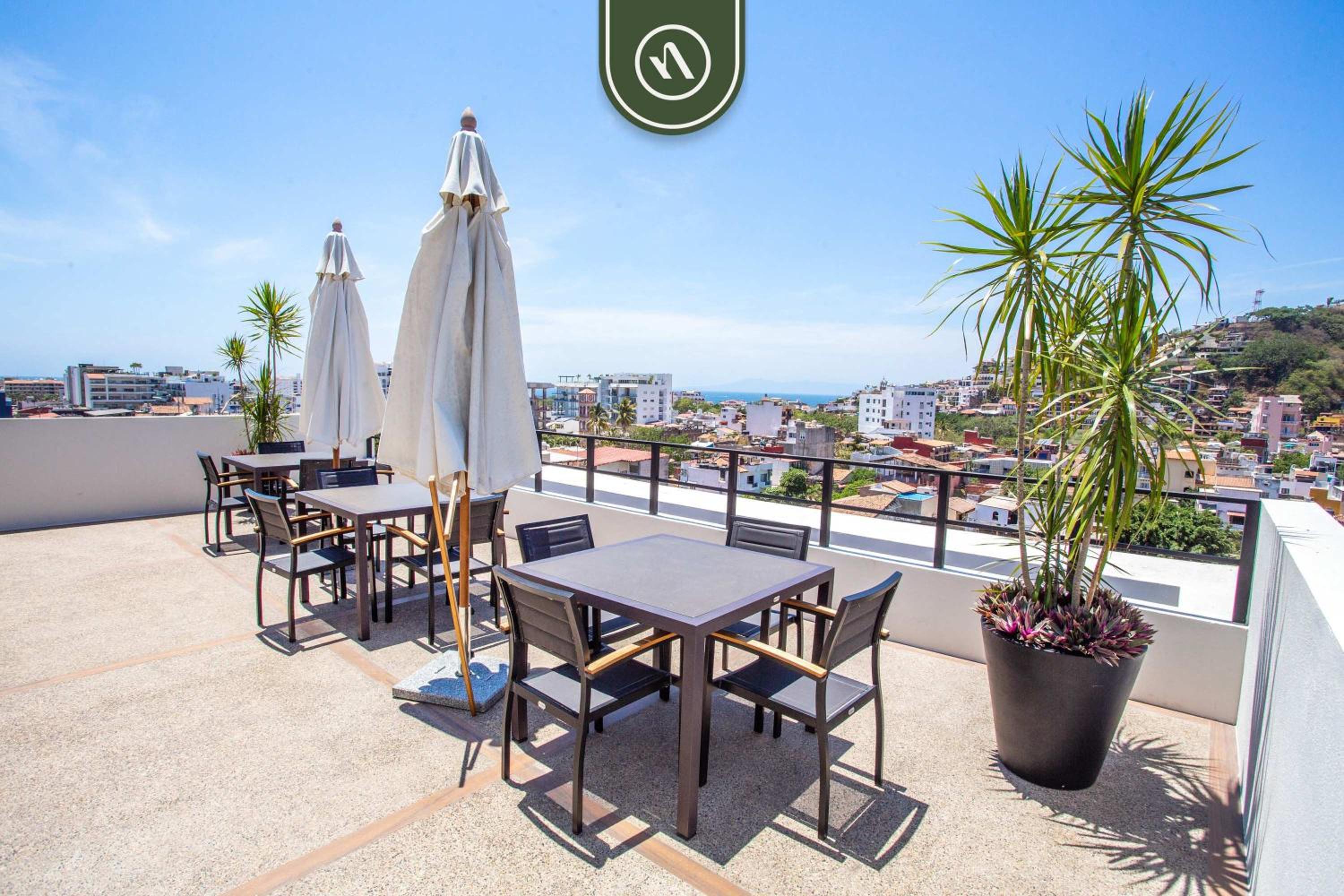 Centric 2BR Condo in Romantic Zone - Rooftop Pool view 4