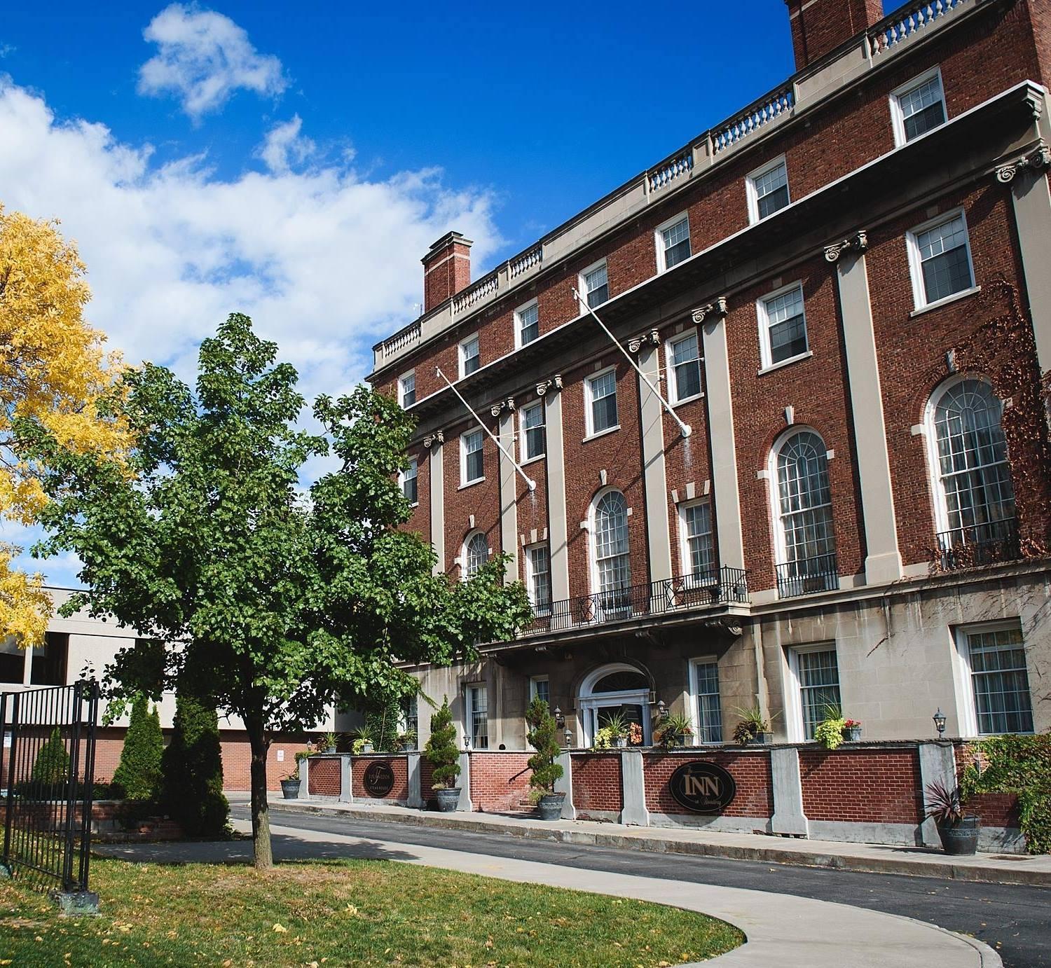 Hotel Inn on Broadway - Image 1