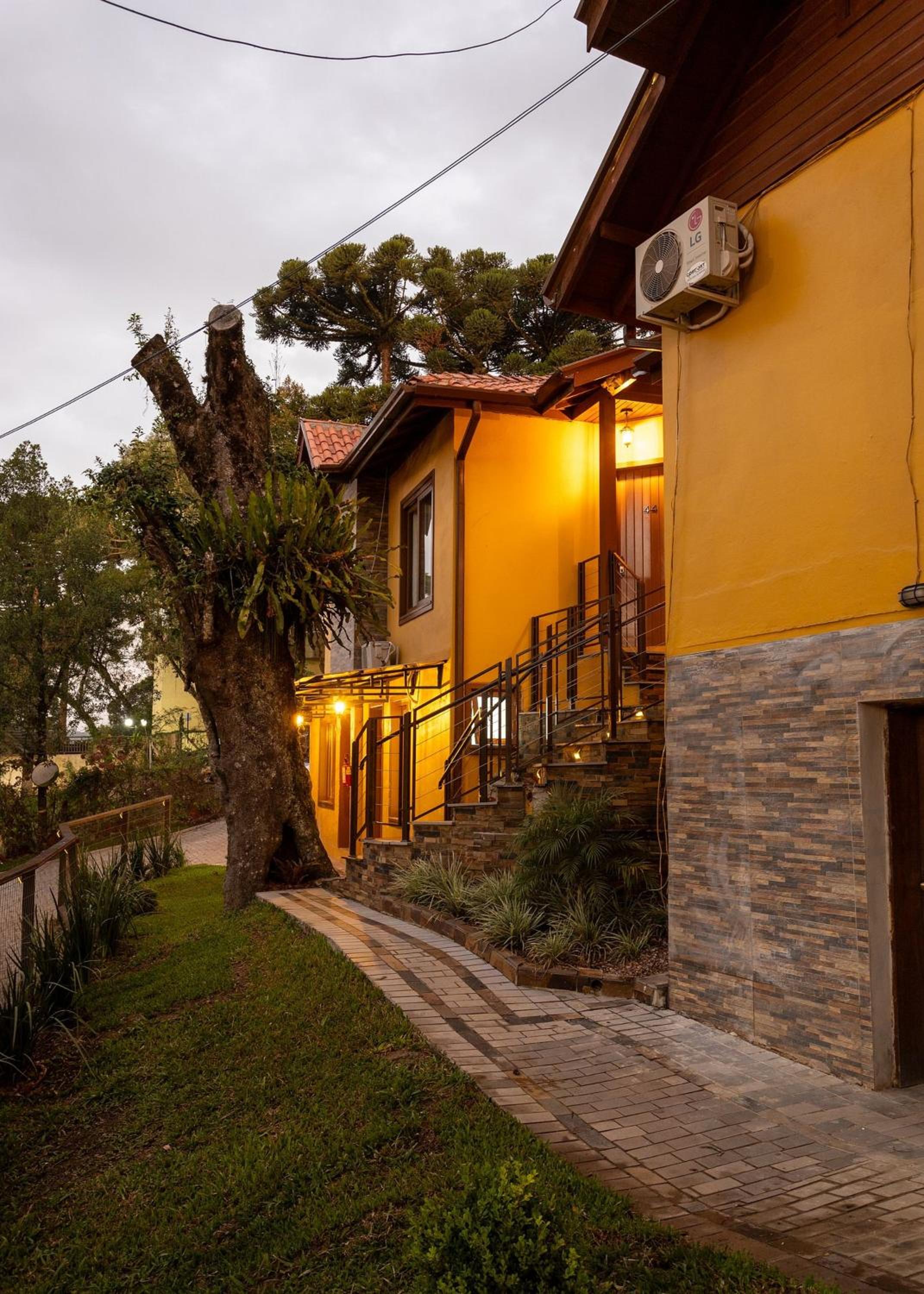 LOCAR-IN GRAMADO - Chalés e Apartamentos Hill Top Centro