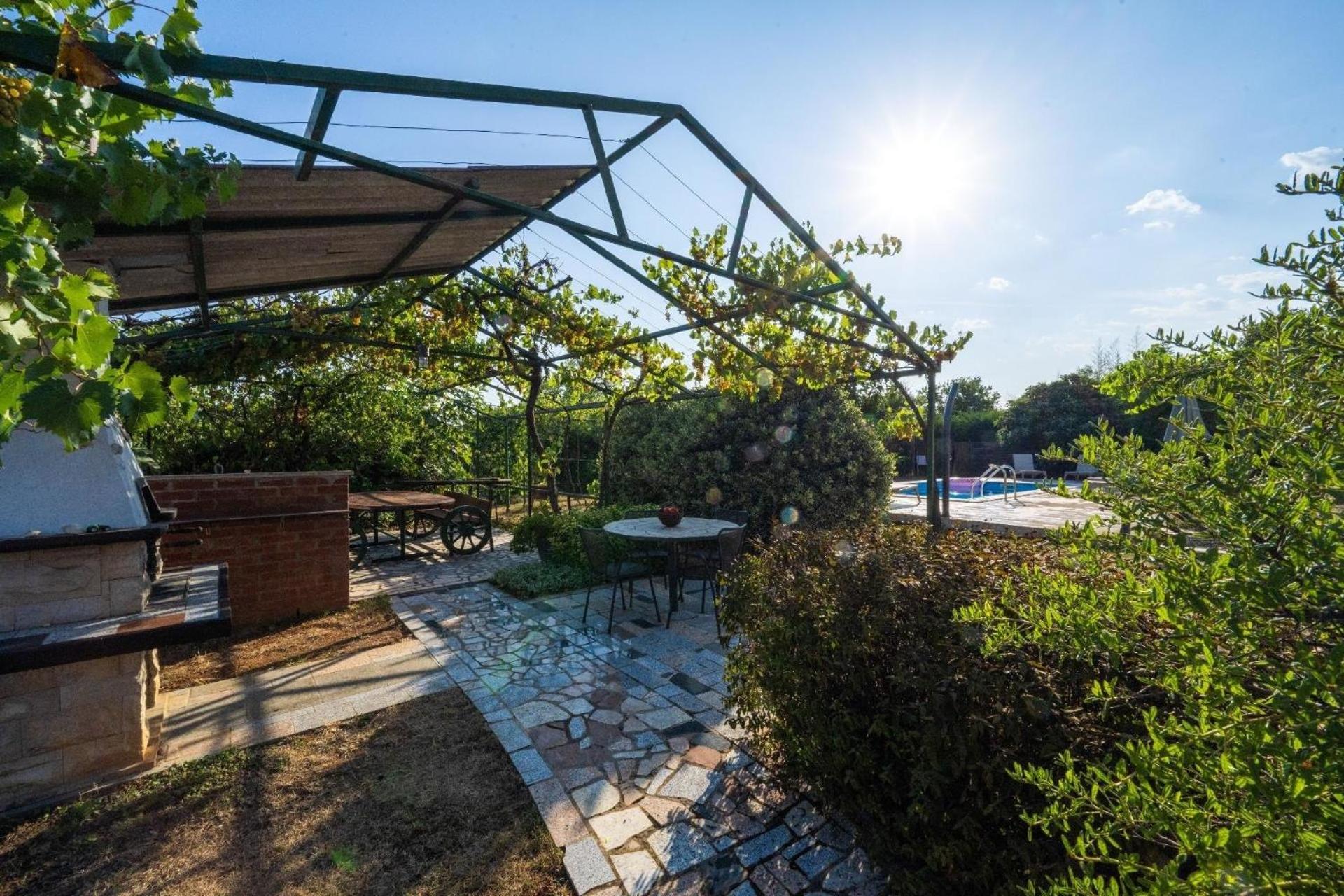 Attraktive Wohnung Mit Privatem Pool view 2