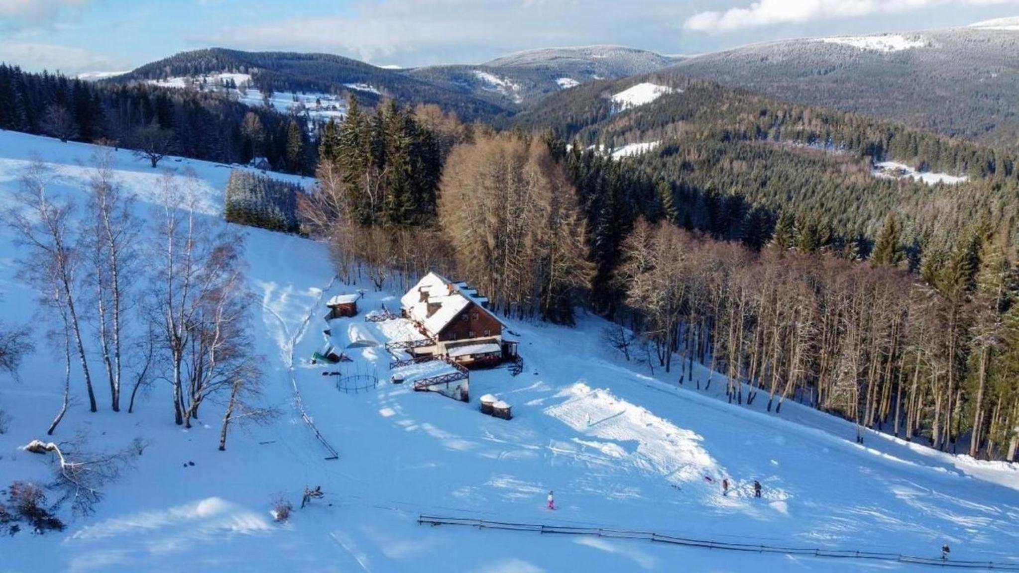 Ferienhaus am Waldrand mit Schwimmbad und Sauna