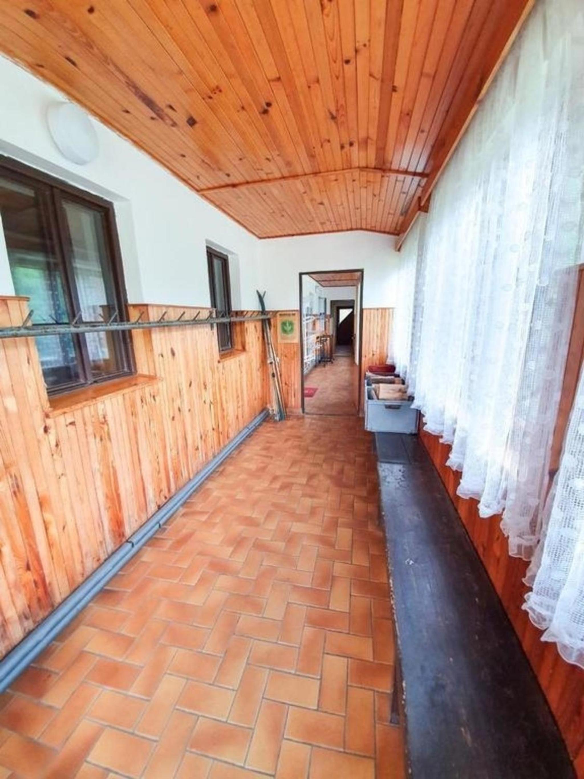 Ferienhaus am Waldrand mit Schwimmbad und Sauna