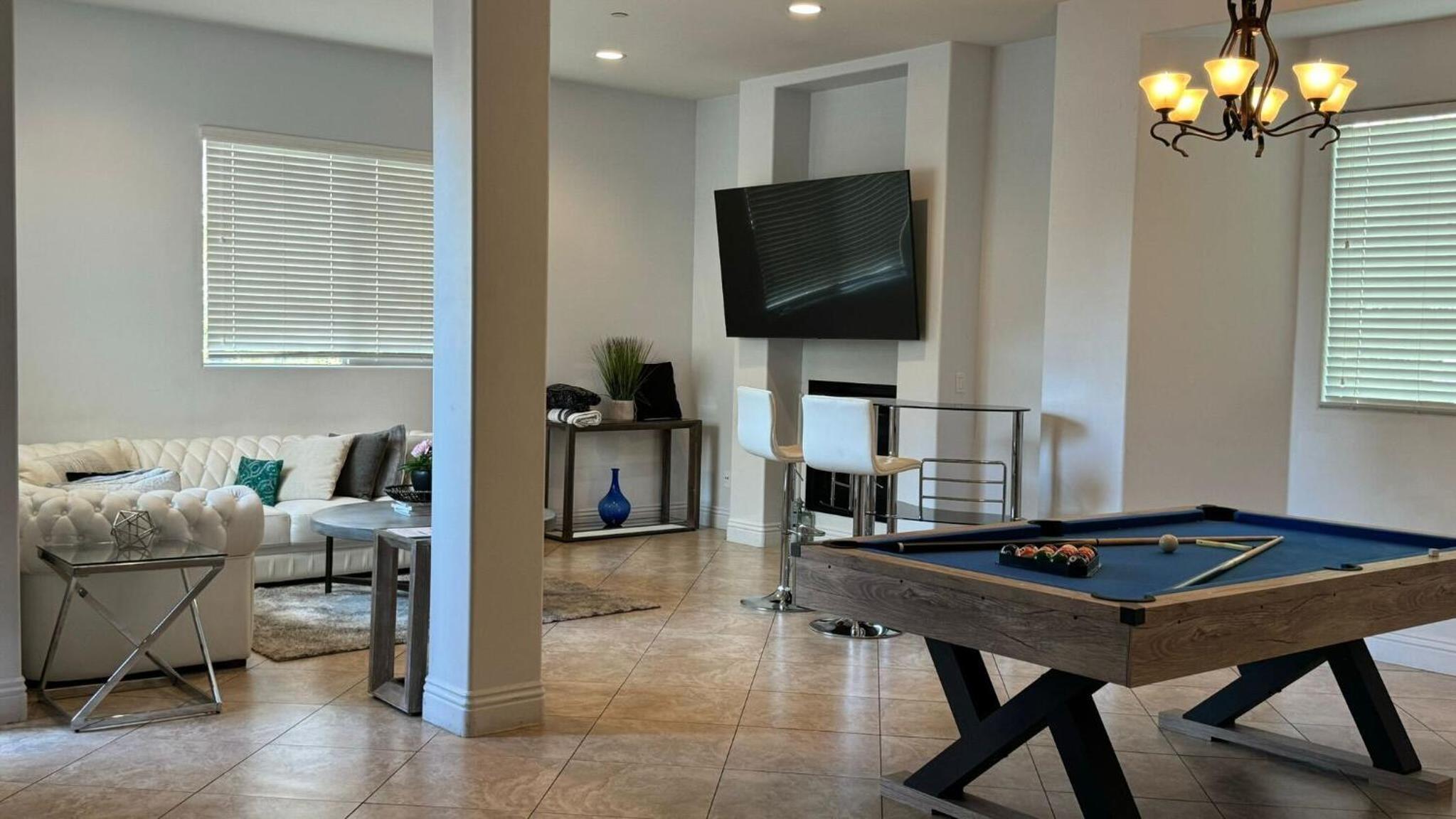 LA Dream Gem - Beautiful Home with Spa