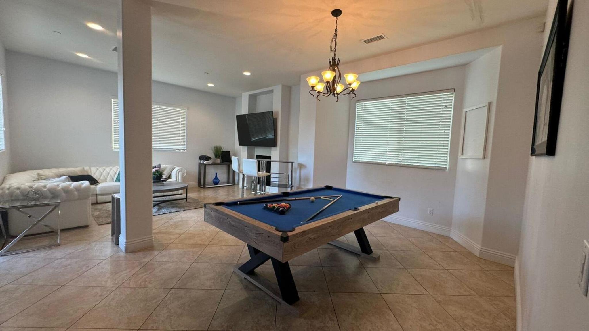 LA Dream Gem - Beautiful Home with Spa