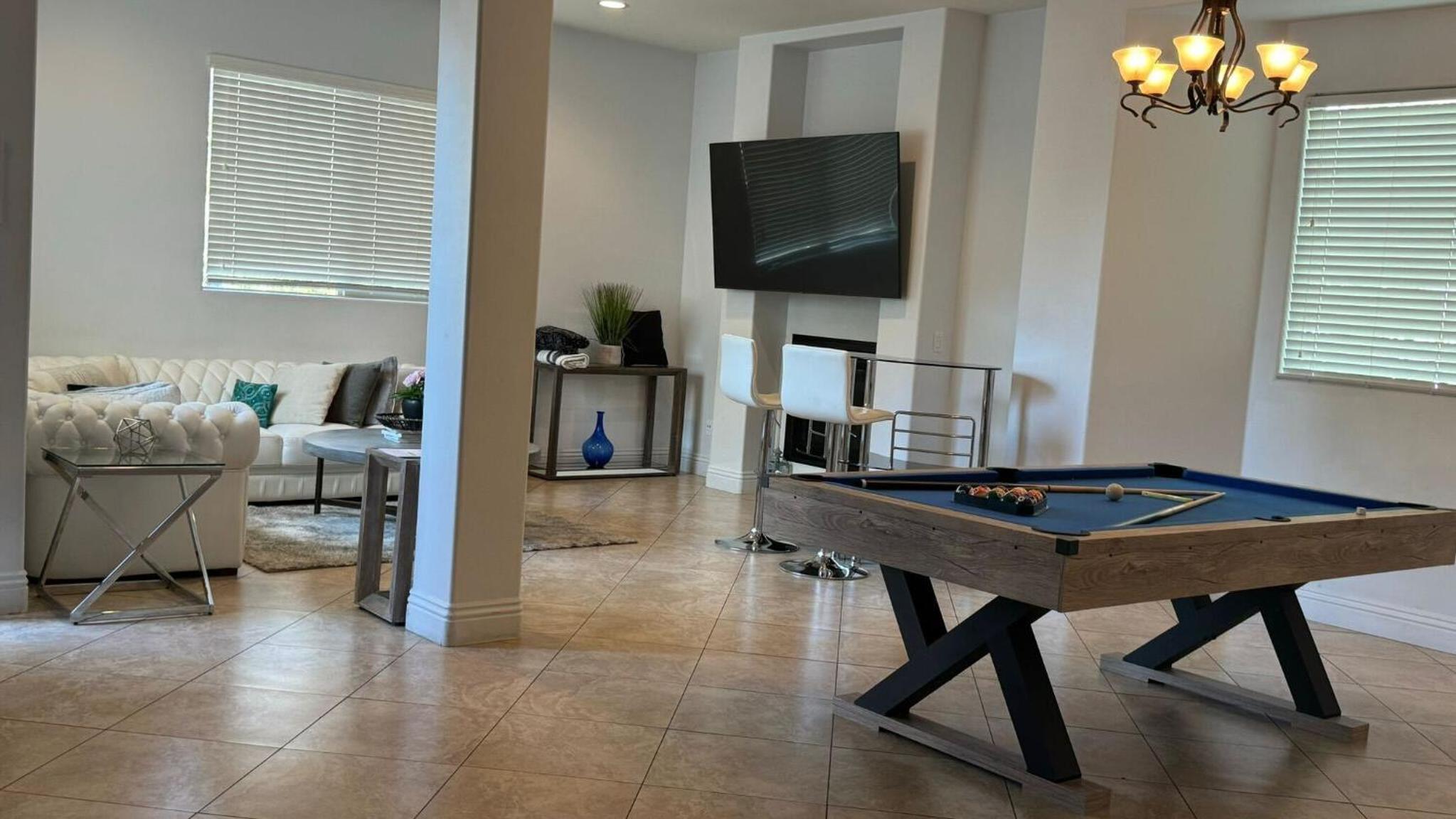LA Dream Gem - Beautiful Home with Spa